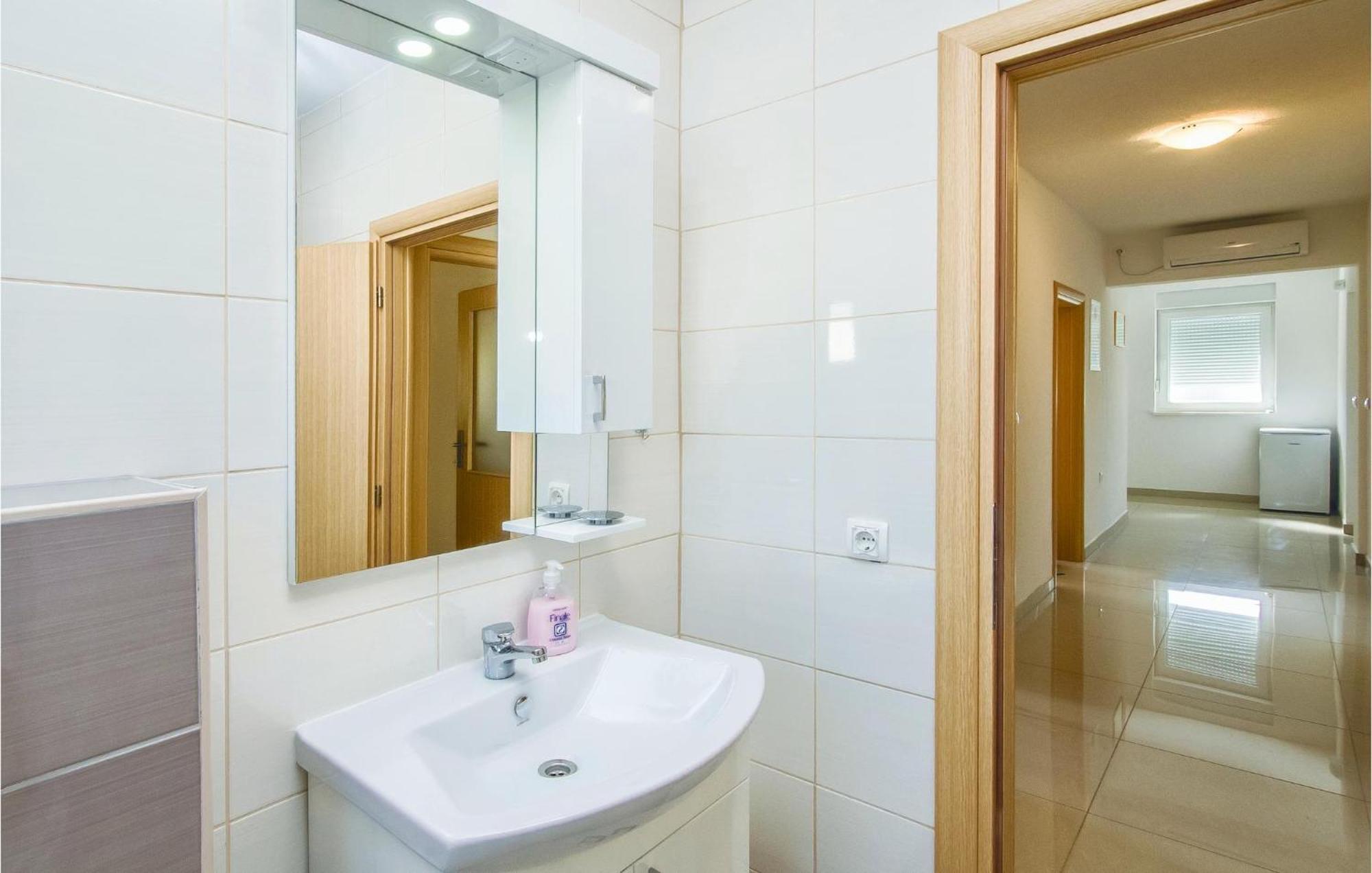 Gorgeous Apartment In Mali Rat With Kitchen Sumpetar Zewnętrze zdjęcie